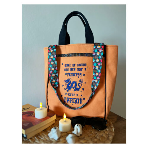 Wake up woman sloganlı, turuncu kumaş üzerine nakışlı kumaş çanta